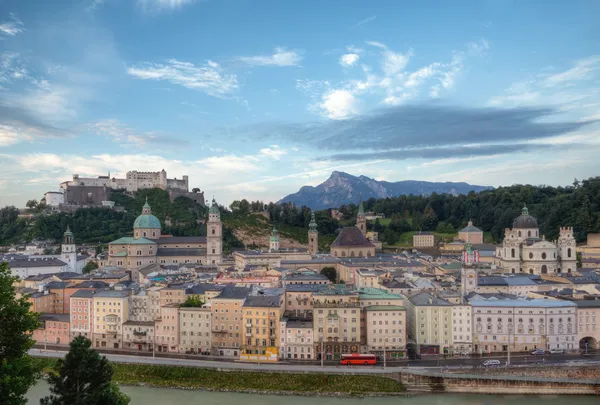 Hohensalzburg zamek i stare miasto w rano — Zdjęcie stockowe