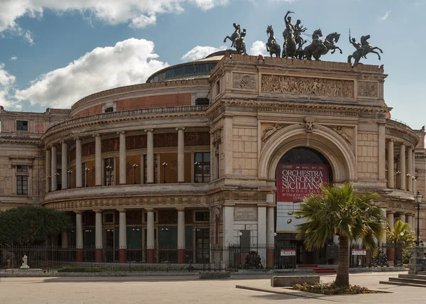 O Teatro Politeama de Palermo na Sicília Fotos De Bancos De Imagens Sem Royalties