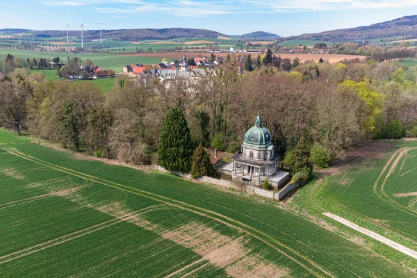 Den Gamla Mausoleum Som Står Kanten Dungen Öster Slottet — Stockfoto