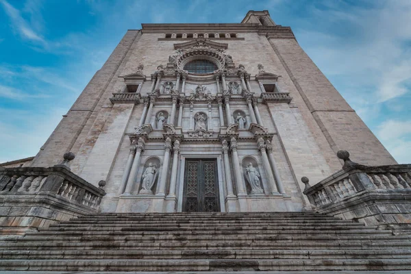 在西班牙加泰罗尼亚老城的赫罗纳古城圣玛丽大教堂的主要门面 — 图库照片