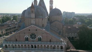 Saint Anthony Bazilikası (Sant 'Antonio), İtalya' nın Padua kentinde yer alır. Kuzey İtalya, Veneto 'daki ünlü ve etkileyici Roma Katolik kilisesi mavi gökyüzü ile güzel bir günbatımında. 4K.