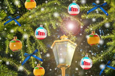 Köknar dalları ve kar tanelerinin arka planında eski güzel fener ve renkli Noel oyuncakları