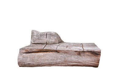 Beyaz izole edilmiş arka planda eski ağaç gövdesinden yapılmış stilize bir ahşap bank.