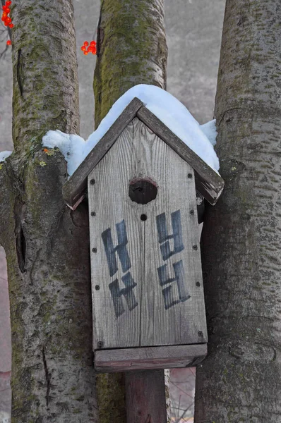 Oude Houten Vogelhuisje Bedekt Met Sneeuw Een Rowan Boom Close — Stockfoto