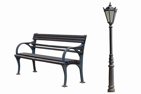棕色调的老式木制长椅和白色隔离背景的老式路灯 — 图库照片