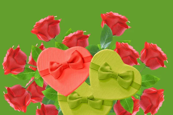 Όμορφα Κόκκινα Τριαντάφυλλα Και Κουτιά Δώρων Φιόγκο Στο Πράσινο Απομονωμένο — Φωτογραφία Αρχείου