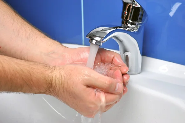 Hombre lavándose las manos — Foto de Stock