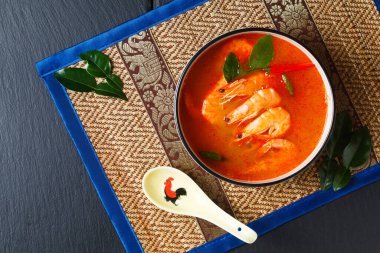 Tayland usulü karides ve fotokopi alanı olan Tayland yemeği konsepti.