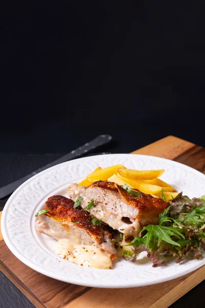 Conceito Comida Cordão Vitela Caseiro Bleu Com Salada Francês Frito — Fotografia de Stock