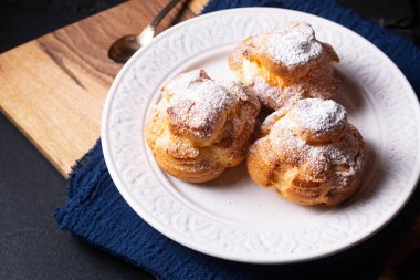 Yemek konsepti ev yapımı taze Choux a la creme, Cream Puff, Choux Cream beyaz seramik plaka ve fotokopi alanı