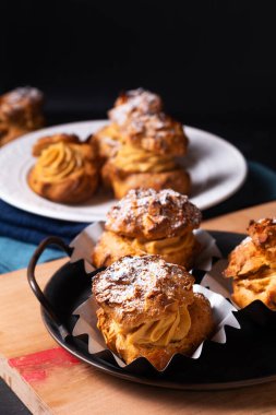 Ev yapımı Karamel Choux a la cream veya Choux kremalı kekler ve fotokopi alanı.