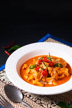 Tayland Gıda Konsepti Otantik Tayland Tavuğu Panang Curry, Panang Kai seramik kasede fotokopi alanı ile siyah arka planda