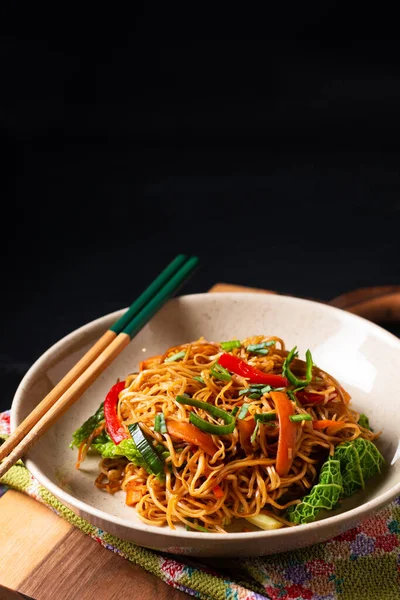 Concepto Comida Fideos Huevo Asiáticos Fríen Tazón Cerámica Sobre Tabla — Foto de Stock