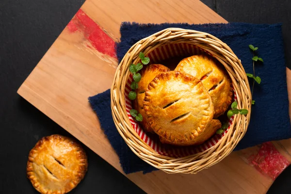 Gıda konsepti ev yapımı sığır eti el turtası ahşap tahtada, üzerinde fotokopi alanı olan ekmek septi