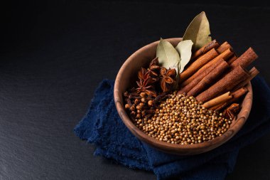 Yiyecek malzemesi Tayland 5 Baharatı ahşap kasede siyah tahta tahtada fotokopi alanı ile