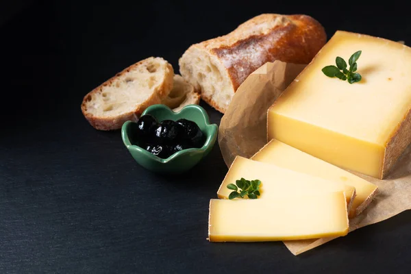 Concetto Cibo Biologico French Comte Cheese Con Baquette Pane Francese — Foto Stock