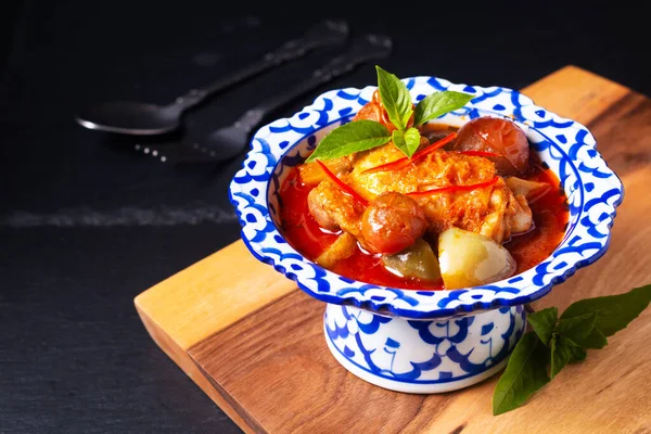 Thai Food Concept Geroosterde Kip Rode Curry Houten Plank Zwarte — Stockfoto