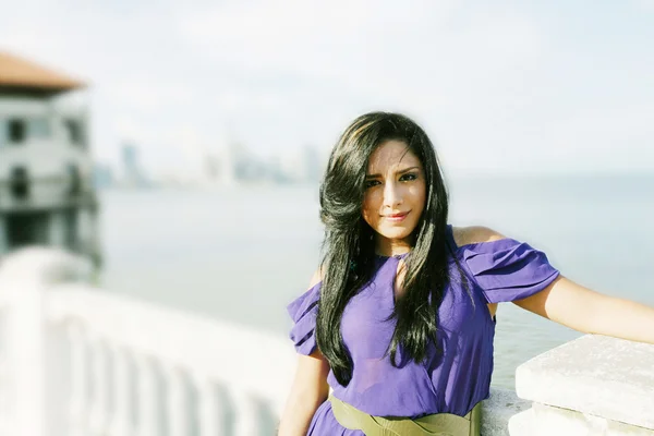 Beautiful lady posing in the beginning of the coast — Stock Photo, Image