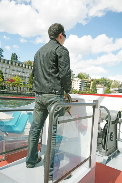 Varen in lugano - mens een boot rijden op een meer in lugano, swit — Stockfoto