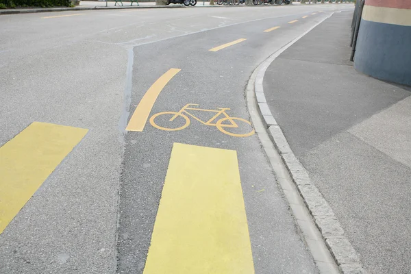 Жовтий пофарбований знак для велосипедів на асфальті — стокове фото