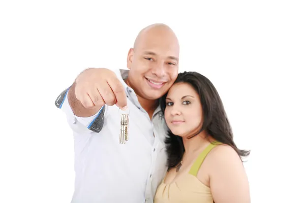 Молода усміхнена пара тримає ключі від свого нового будинку — стокове фото