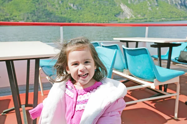 Speelse vrij klein meisje op zeilboot in lugano — Stockfoto