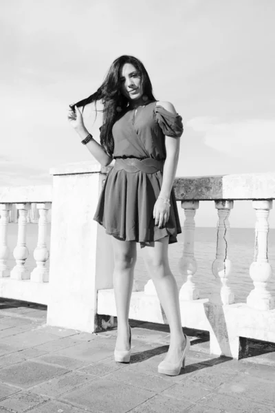Mujer joven de pie. Concepto blanco y negro . —  Fotos de Stock