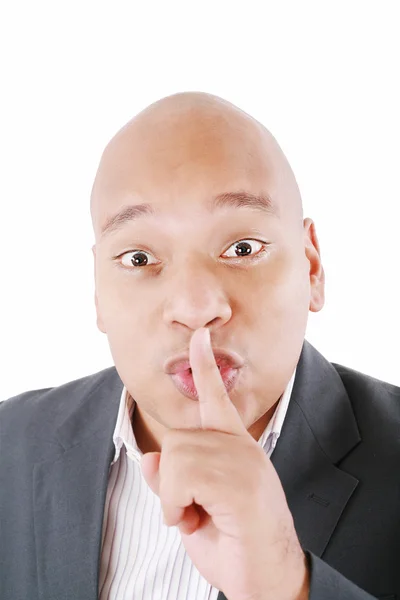 Черный мужчина показывает жест молчания с пальцем на губах. All o — стоковое фото