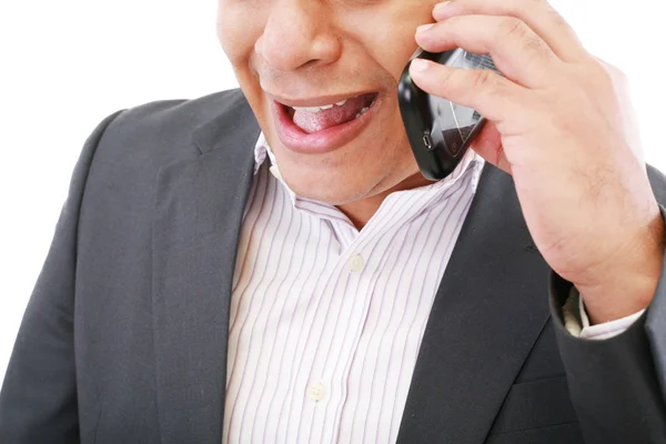 Wütender junger männlicher Manager brüllt auf seinem Handy gegen — Stockfoto