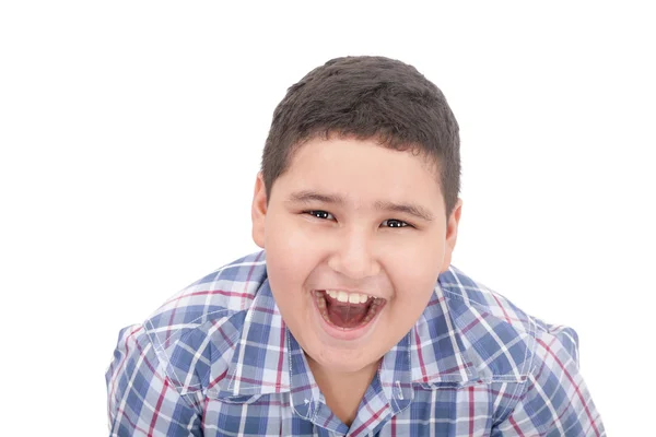 En pojke skrek högt med munnen vidöppen — Stockfoto