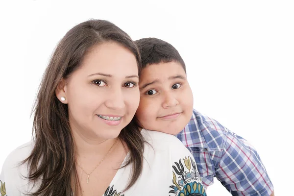 Madre felice con ortodonzia e figlio isolato su una b bianca — Foto Stock