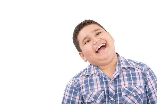 Портрет счастливого маленького мальчика, смеющегося — стоковое фото