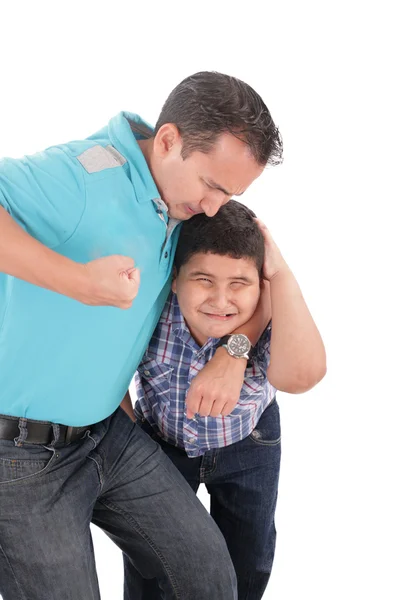 Молодого хлопчика агресивно тримає його батько — стокове фото