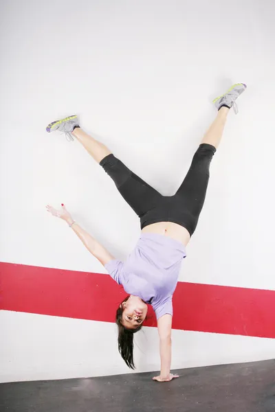 Chica flexible de pie en una mano —  Fotos de Stock