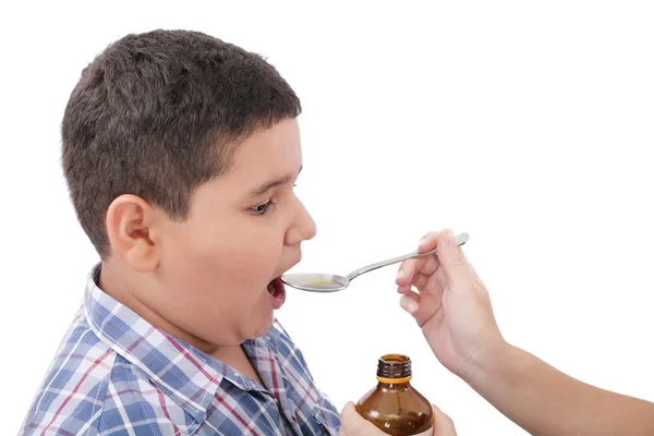 Criança a tomar medicamento para a tosse por causa da gripe — Fotografia de Stock