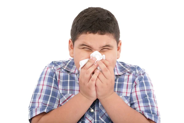 Un ragazzo con il raffreddore — Foto Stock