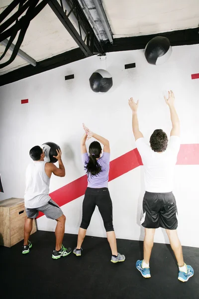 Man en vrouw doen crossfit op gym. CrossFit serie — Stockfoto