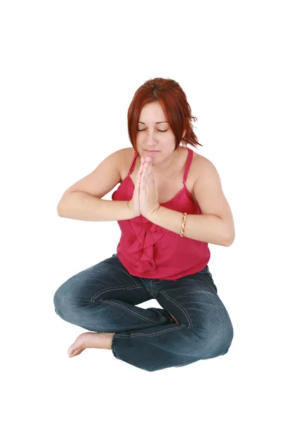Rolig kvinne som gjør avslappende yogaøvelser – stockfoto