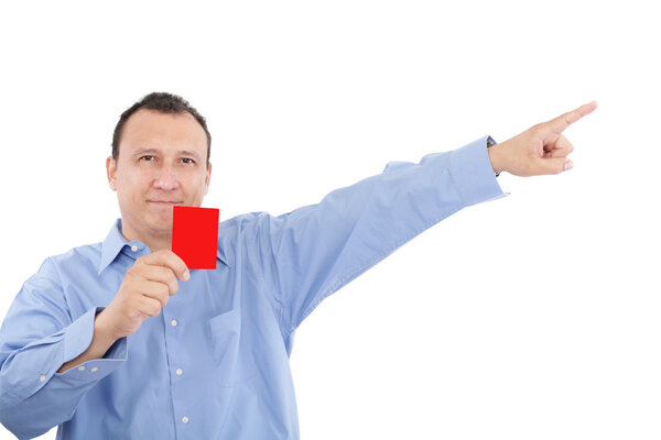Человек показывает кому-то красную карточку. Все изолированы на белом фоне
