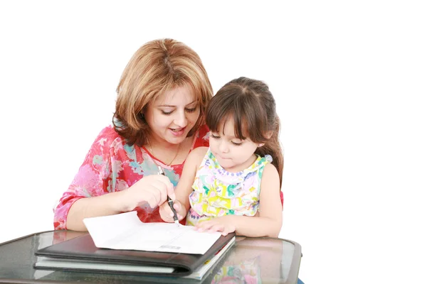 母亲和女儿在家里做作业 — 图库照片