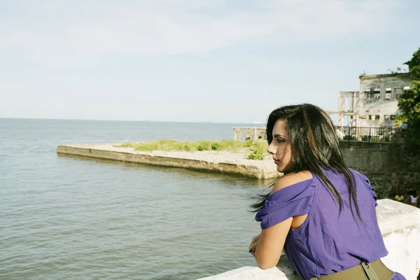 Beautiful caucasian woman looking out over sea — Stock Photo, Image