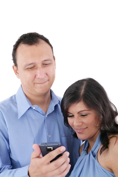 Пара смотрит на сотовый телефон и улыбается изолированно на белой б — стоковое фото