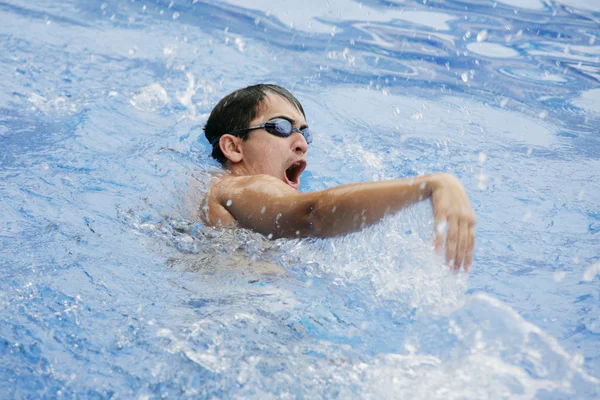 Incorrect hand posture for swimming — Stock Photo, Image