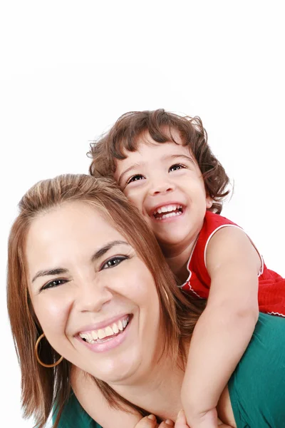 Porträt einer glücklichen Tochter, die einen Huckepackritt auf Müttern genießt — Stockfoto