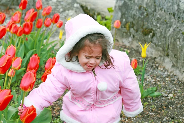 Buquê de corte bonito menina de tulipas vermelhas na primavera — Fotografia de Stock