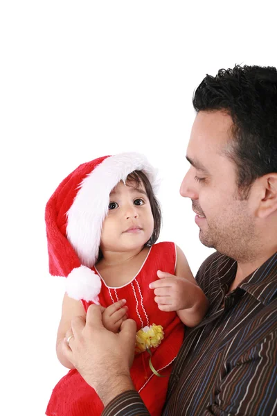 Vader en dochter op zoek gelukkig dragen santa KERSTMUTS. — Stockfoto