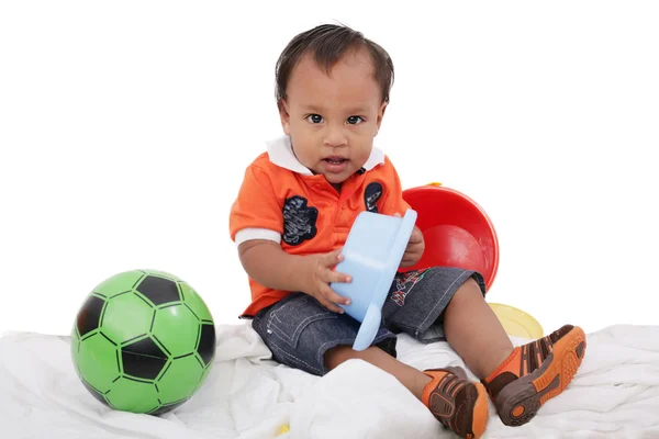 Um menino de um ano gosta de brincar com brinquedos. Estúdio tiro . — Fotografia de Stock