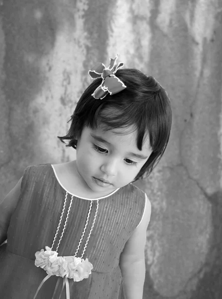 Fekete-fehér portré fáradt kislány szomorú szemmel. — Stock Fotó