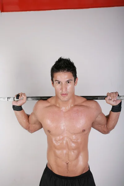 重みを持つトレーニングをして運動の若い男 — ストック写真