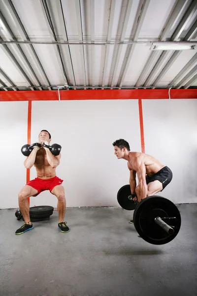 Grupp två träning med skivstång i gym och kettleb — Stockfoto